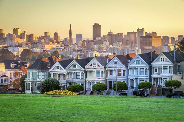 USA_California_San-Francisco_Transamerica-Pyramid_Skyline_Brownstone-homes